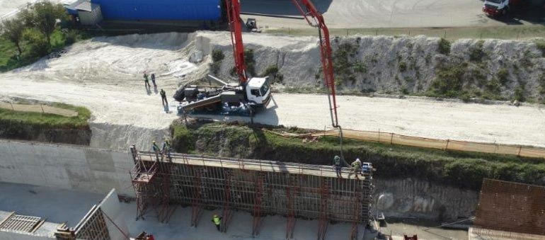 Retaining concrete walls construction
